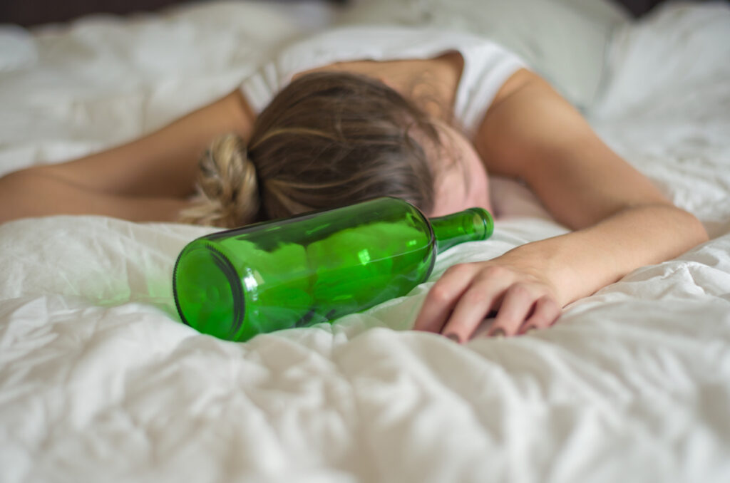 Woman, blond hair, fainted in bed after drinking