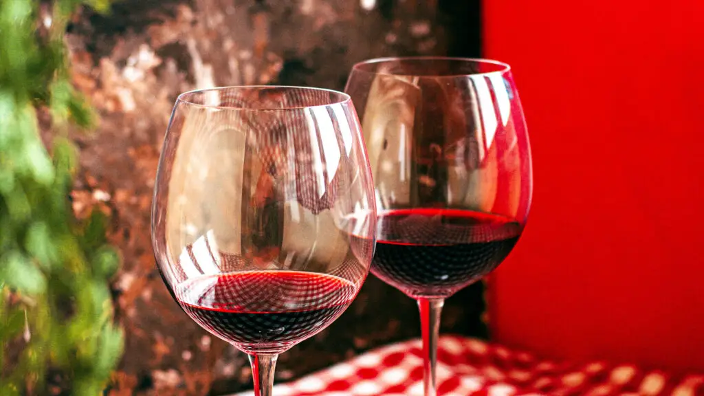 how to drink red wine without staining your lips